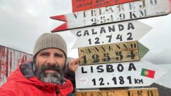 Carlos Barros, bilogo de Sanxenxo, coloc un cartel con el nombre del municipio en la Antrtida