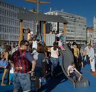 Padres y ni�os en una de las �reas infantiles de la Marina. 