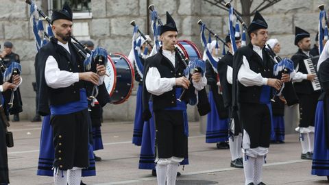Gaiteros a la entrada del Hotel de la Reconquista este jueves en Oviedo, el da previo a la entrega de los Premios Princesa de Asturias 2025