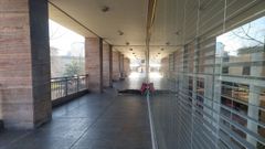 El hombre duerme en los soportales del edificio