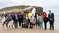 Belinda Washington y un grupo de famosos durante una visita este s�bado a la playa de As Catedrais