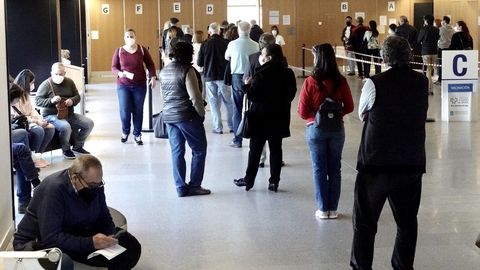 Colas ayer en el Cunqueiro de Vigo donde se administra la vacuna de AstraZeneca