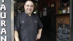 José Manuel Fernández, al frente del restaurante Vilavella, en Cedeira, abierto durante todo el año