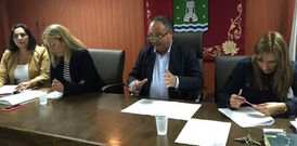 Ram�n Vigo ayer, entre la portavoz del Partido Popular, la interventora y la secretaria. 