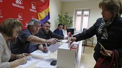 Una votaci�n en la sede de Izquierda Unida de Oviedo