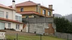 Muro y desmonte que la sentencia del TSXG ordena demoler