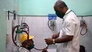 Un m�dico atiende a un paciente en un hospital de La Habana, en una imagen del pasado mes de febrero.