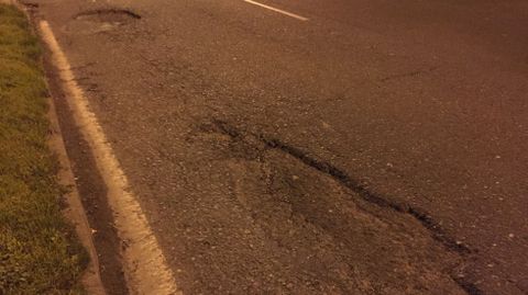 Foto: A.M.P. Bache en la r�a San Caetano. Es de los baches que sale a�n despu�s de haber sido arreglado.
