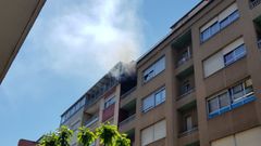 Humareda en el piso que sufri� el incendio, en una foto sacada por un transe�nte desde la calle antes de que llegasen los bomberos