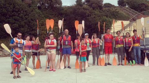 Una veintena de fradenses se apunt a una ruta en kayak en la expedicin por la comarca de O Ortegal, la cual parti de O Barqueiro y con escalas en las playas de la zona hasta el puerto de O Vicedo