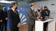 Los tres rectores firmaron el acuerdo de financiaci�n este viernes, acompa�ados del presidente Feijoo y el conselleiro Rodr�guez