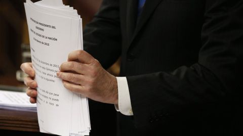 Mariano Rajoy ordena los papeles de su discurso