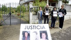 Familia de Julia dos Ramos en Queirug�s, Ver�n, pidiendo justicia cuando se cumpl�an cinco a�os del crimen, en 2009. En primer t�rmino, fotos de los asesinados, Salvador, �lvaro y Julia