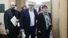 Olga L�pez Racamonde, entrando con el alcalde, Miguel Fern�ndez, a su �ltimo pleno, el 6 de febrero, cuando acudi� despu�s de salir del hospital