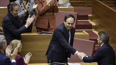 El ya expresident de la Generalitat Carlos Mazn felicita al nuevo presidente, el secretario general del PP en la Comunidad Valenciana, Juanfran Prez Llorca, tras salir investido gracias al respaldo de Vox, con cuyos votos ha obtenido la mayora absoluta que precisaba.