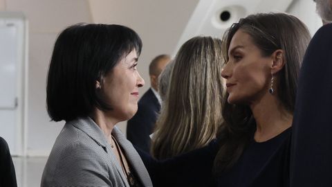 La reina Letizia conversa con familiares de las víctimas