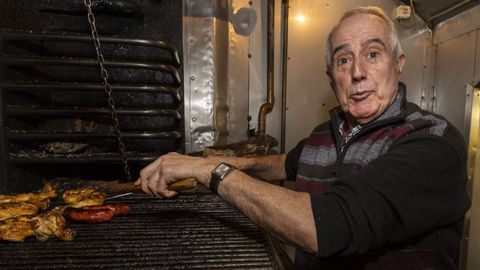 �lvaro Rama en la parrilla de A Hermida, donde lleva ya 48 a�os.