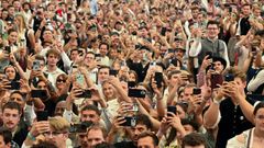 Miles de personas graban con su tel�fonos m�viles la apertura de la Oktoberfest de M�nich.