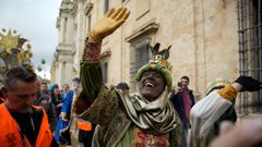 El presidente de Andaluc�a, Juanma Moreno, disfrazado de rey Baltasar en la cabalgata de Sevilla