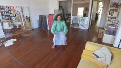 La artista Mar&iacute;a Meijide, en su casa-taller de O Toural