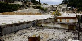 En la antigua cantera todav�a queda pendiente de quitar el hormig�n y la estructura de lo que fue la explotaci�n.