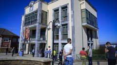 Vecinos de O Incio haciendo cola ante la casa consistorial para someterse a las pruebas de detecci�n del coronavirus que se realizaron en el municipio, en una imagen de principios de este mes