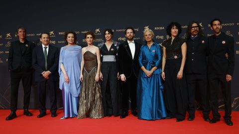 La directora Eva Libertad (centro), junto al elenco de actores de la pel�cula 'Sorda'