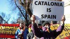 Una manifestante sostiene un cartel en ingl�s con la expresi�n �Catalu�a es Espa�a�, cerca del Tribunal Supremo en Madrid