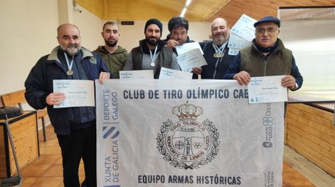 El equipo de armas hist�ricas de retrocarga del club de tiro ol�mpico Cabe, de Monforte