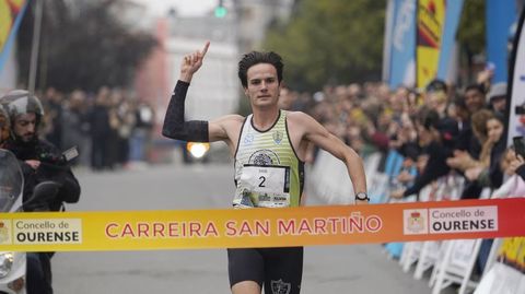 David de la Fuente cruzando la l�nea de meta de la San Marti�o.