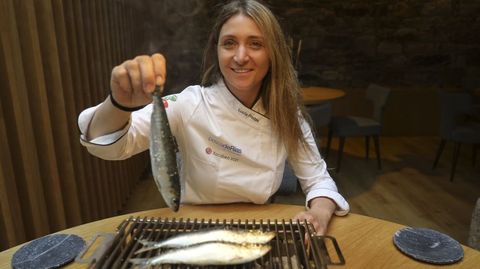 Luca Freitas, cociando unhas sardias  brasa no seu local de Santiago.