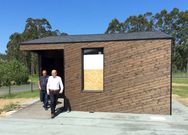 El aparcamiento tiene edificio de servicios y recepci�n. 