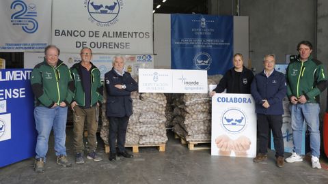 Luis Menor y Rosendo Fernndez hicieron la entrega en el almacn del Banco de Alimentos