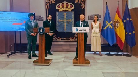 De izquierda a derecha, el consejero de Ciencia, Industria y Empleo, Borja S�nchez; el presidente del Principado de Asturias, Adri�n Barb�n; el socio fundador de Digital Valley, Armando Layna, y la responsable de PWC, Esther Lozano.