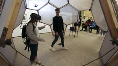 Experiencia para sentir. Escolares de distintos centros de la ciudad fueron los primeros ferrolanos en disfrutar de la exposici�n que Endesa trajo a Ferrol, tras su estreno en Madrid el pasado a�o y su exitoso paso posterior por Sevilla