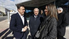 Formoso, Tom� y Lara M�ndez delante del centro de salud de Fingoi, en Lugo