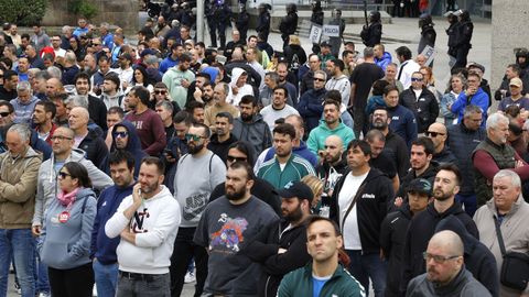 Asamblea de los trabajadores al llegar junto al edificio de la Xunta
