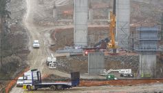Imagen de las obras tomada ayer en el tramo del viaducto de Lume de Suso (Coristanco). 