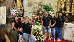 Parte de la comisi�n de fiestas con la talla orginal que saldr� el domingo