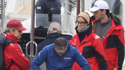 La infanta Elena, a la izquierda de la imagen, y Victoria Federica y su novio, Jorge Navalpotro, a la derecha, acompa&ntilde;an en Sanxenxo al rey Juan Carlos I, sentado de espaldas en el centro.
