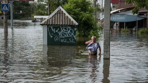 Un hombre camina  por una calle inundada en la ciudad de Jers�n