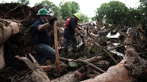 Un grupo de rescatistas continuaba ayer buscando entre los escombros, a lo largo del río Guadalupe
