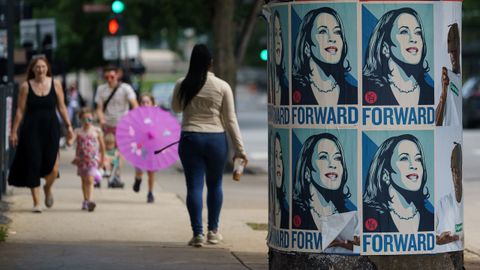 Carteles electorales de Kamala Harris en una calle de Chicago.