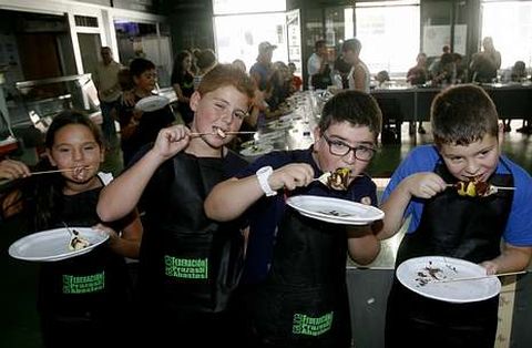 Alumnos del curso degustando la brocheta de frutas con chocolate fundido que prepararon ayer.