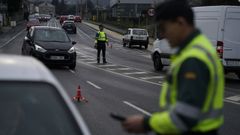 Imagen de archivo de un control de alcoholemia de la Guardia Civil en Ourense