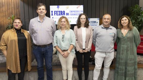 Berta Ramos, la presentadora del acto, junto con los representantes de empresas del pol�gono de B�rtoa que participaron en una mesa redonda