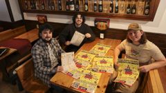 Los responsables de los tardeos de trivia en Santiago (Abraham, David y Daniil) junto con uno de los impulsores de esta moda en Espaa y mentor de los presentadores del juego. Las sesiones suelen durar unas dos horas, se pueden pagar previamente o antes de comenzar, y entre los premios hay desde botellas de cava a invitaciones para jugar gratis, consumiciones o los limones caseros de Stu.