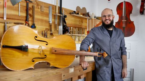 Adri&aacute;n Pereiro, co chelo que fixo con sete madeiras do pa&iacute;s.