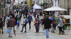 Imagen de archivo de la r&uacute;a de San Pedro, en Santiago, llena de viandantes.