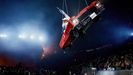 La artista, suspendida en el aire en el interior del vehículo.